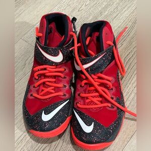 US 8 / Eur 41  Nike Zoom LeBron 8 Soldier Black 688579-616 Red Basketball Shoes